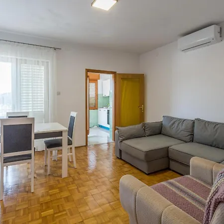 1 Bedroom Amazing In Apartman Funtana